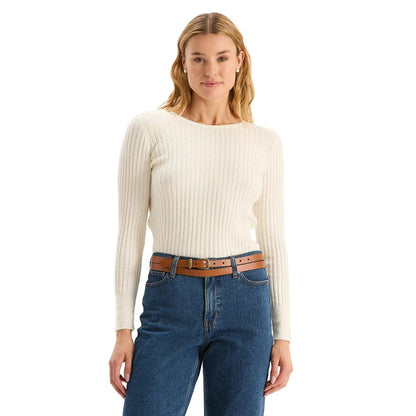 Woman wearing a fitted cream-colored cotton-cashmere crewneck sweater with a ribbed texture and long sleeves.